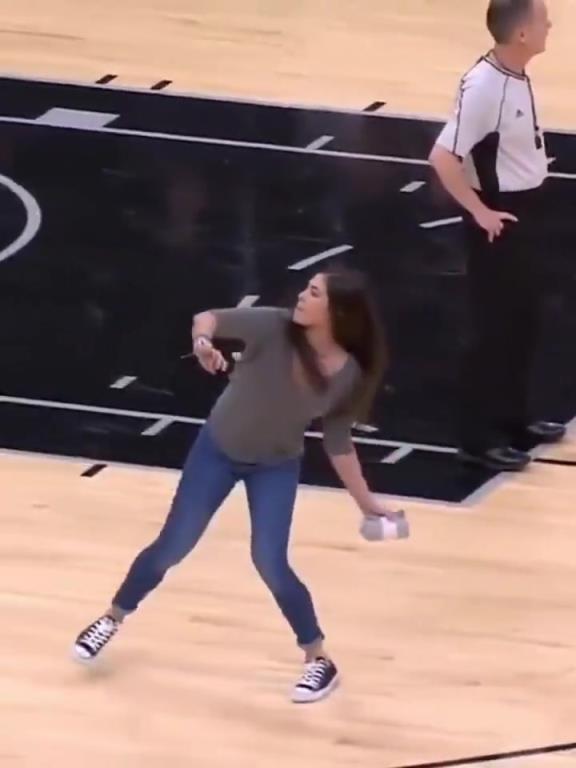 不愧是美國女籃主力，普拉姆的力量太嚇人了